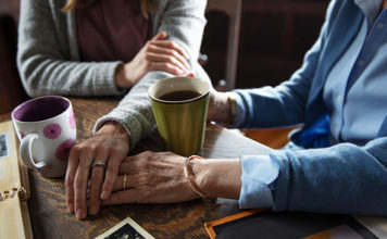 Con dâu phương Tây ra mắt mẹ chồng phương Đông: Mối quan hệ mẹ chồng – nàng dâu có phải ‘cơn ác mộng’?